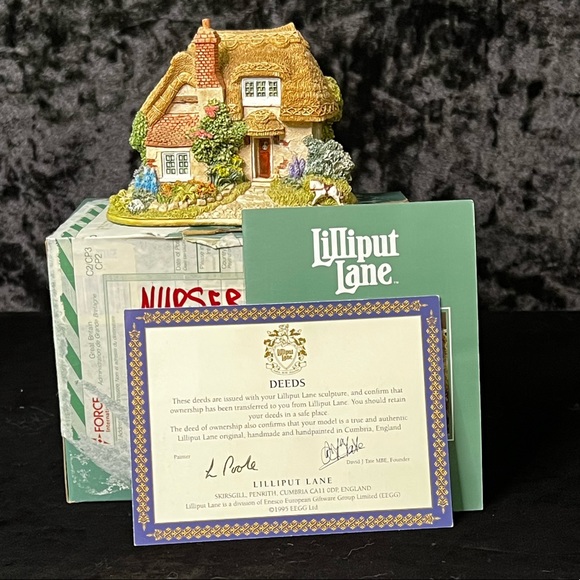 Lilliput Lane | Nursery Cottage | Much Valued Customer Special Edition - Picture 2 of 12